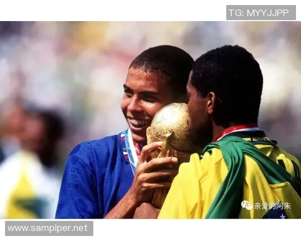 足球明星佩戴牙套的时尚潮流与健康理念探讨 足球明星佩戴牙套的时尚潮流与健康理念探讨