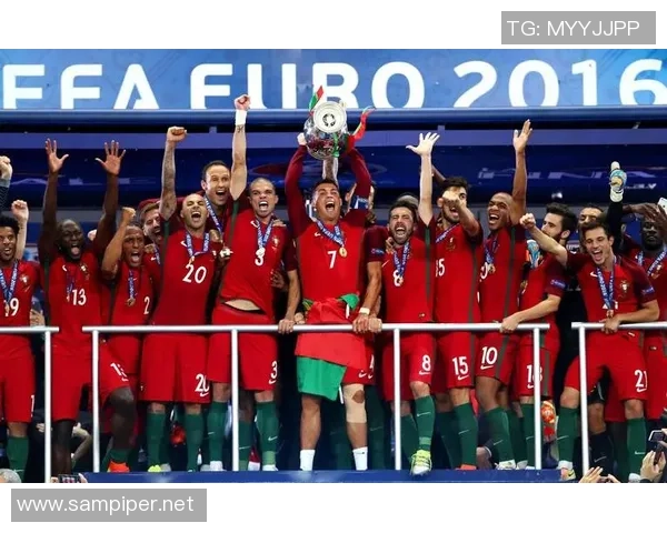 足球明星天梯高清图片展示让你领略球场传奇风采与荣耀瞬间 足球明星天梯高清图片展示让你领略球场传奇风采与荣耀瞬间