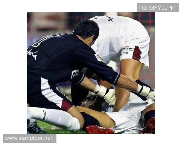 足球明星在比赛中突然晕倒引发关注视频播放瞬间令人心痛 足球明星在比赛中突然晕倒引发关注视频播放瞬间令人心痛