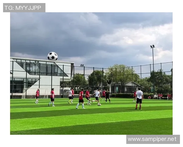 足球明星踢出的足球究竟有何特别之处让球迷们如此热爱和追捧 足球明星踢出的足球究竟有何特别之处让球迷们如此热爱和追捧