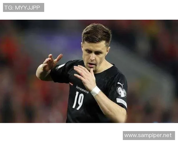 黑色短裤足球明星揭秘他在赛场上的风采与成就 黑色短裤足球明星揭秘他在赛场上的风采与成就